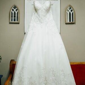 Stunning Strapless Lace Wedding Gown